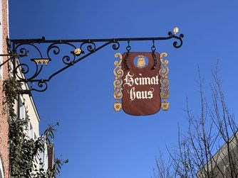 Heimathaus-Schild