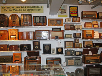 Eine umfangreiche Sammlung von etwa 450 Radiogeräten ist im Museum in der Schule und Radiomuseum zu sehen.