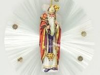 Christbaumanhänger mit Oblaten aus gesponnenem Glas: hl. Nikolaus mit Sack voller Äpfeln über der Schulter, München 2005, Inv.-Nr. F 24368