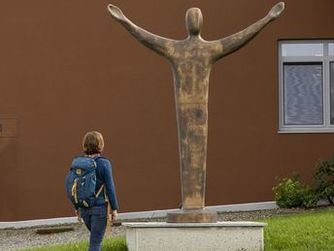 Lebensweg der Kunst in Aspch: Friedensbote vor dem Optima Med.