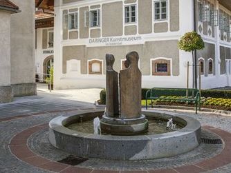 Lebensweg der Kunst in Aspach: Wirbrunnen vor dem Museum