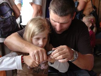 Beim Aktivprogramm zum Thema "Kleidung und Schmuck bei den Kelten" werden Schmuck gestaltet und Tuniken bedruckt.