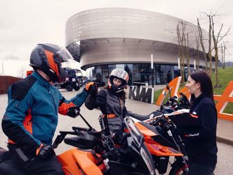 Ride Orange Experience: Geführte Ride-Outs auf aktuellen KTM-Motorrädern führen durch das malerische Mattigtal.