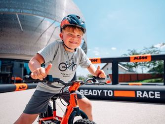 Mit Laufrädern und E-Balance Bikes den Kids-Parcours am Vorplatz meistern!