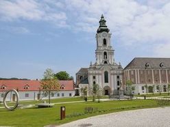 Stift Wilhering: Die Stiftskirche mit dem neu gestalteten Innenhof