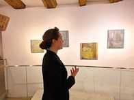 Kulturvermittlerin und Brucknerexpertin Sarina Wagner begleitete die Besucher/innen bei einem dialogischen Rundgang durch die Ausstellung "Anton zwischen den Welten" im Turm 9 - Stadtmuseum Leonding. 