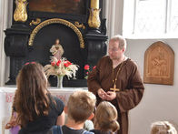 Gebannt lauschten die Kinder den Erzählungen bei der Kostümführung in der Filialkirche Altenburg.