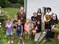 Zu einer spannenden Kostümführung, bei der Kinder Persönlichkeiten aus Windhaag kennenlernen konnten, lud der Kulturverein Windhaag-Altenburg.