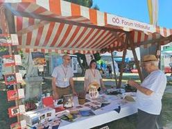 Beim Infostand des OÖ Forums Volkskultur 