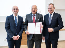 Dank und Verleihung der Ehrenmitgliedschaft beim Verbund OÖ Museen für Prof. Dr. Roman Sandgruber; v.l.n.r.: Dr. Klaus Landa, em. o.Univ. Prof. Dr. Roman Sandgruber, Landeshauptmann Mag. Thomas Stelzer