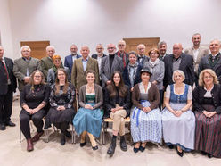 Gruppenfoto der Absolventinnen und Absolventen des Lehrgangs "Heimatforschung" an der Akademie der Volkskultur.