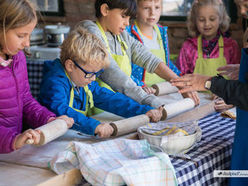 Beim Workshop in der Furthmühle Pram am Freitag, 12. Juli 2024, erleben die Kinder die Schritte vom Getreidekorn bis zum fertigen Brot.